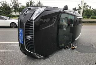 国产小车撞翻轿车视频